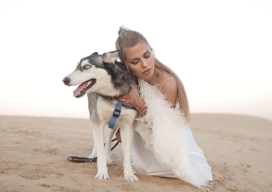 Виктория Боня снялась в "жаркой" фотосессии в пустыне Дубаи